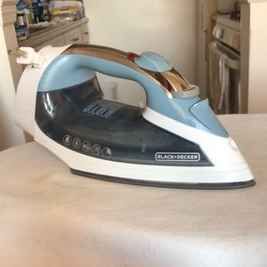 Iron by BlackxDecker.